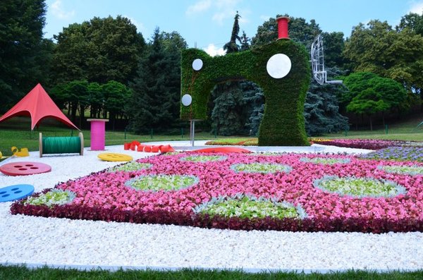 «Мир великанов» в Киеве: на Печерске открылась необычная выставка (фото)