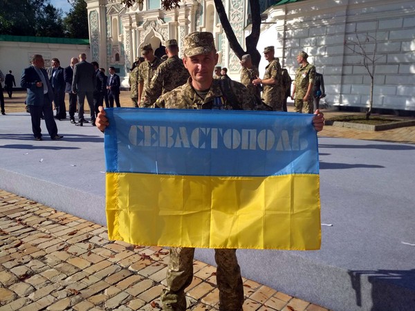 «Спасенный нами в Крыму флаг побывал в самых страшных боях на востоке Украины»
