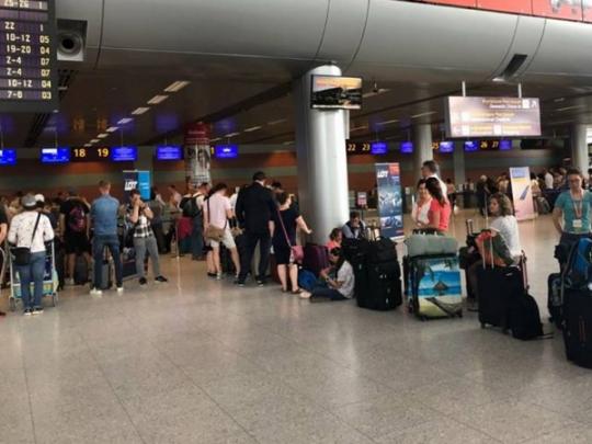 В аэропорту Львов задерживаются рейсы с курортниками