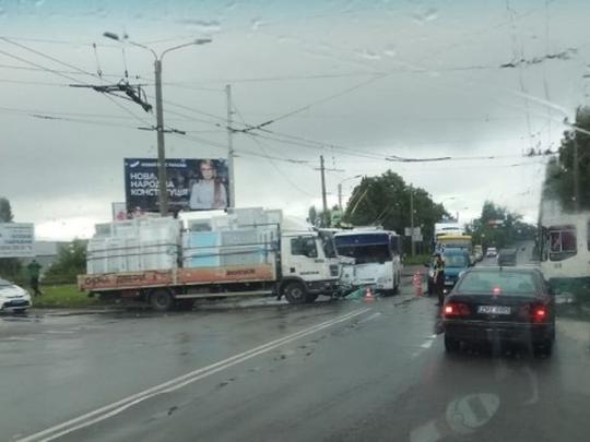 В Луцке грузовик не пропустил маршрутку: есть пострадавшие