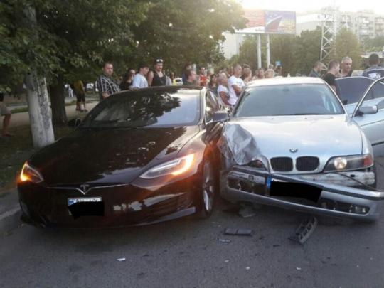 В Одессе подросток, угнавший BMW, врезался в Tesla и попытался сбежать