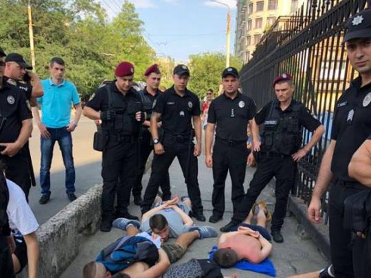 В Одессе полиция задержала фанатов киевского «Динамо», ограбивших и избивших парня и девушку