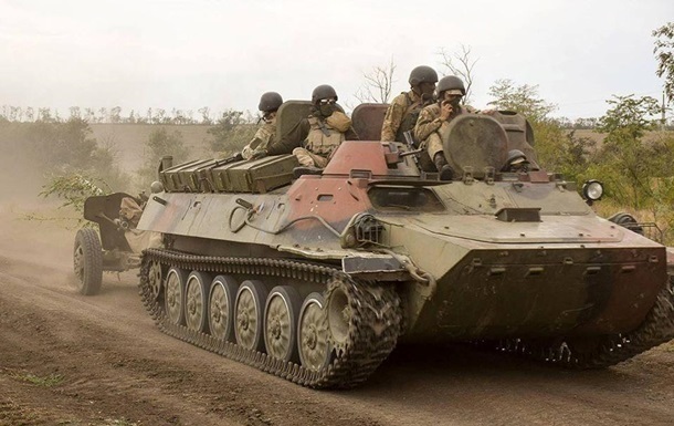 На Донбассе за день семь обстрелов, ранен боец