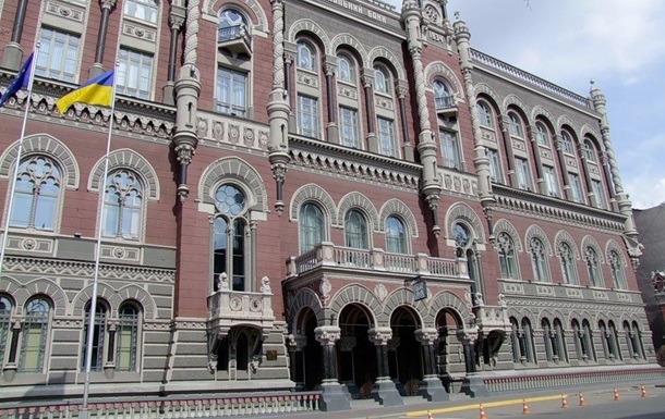 НБУ дал рекомендации, как смягчить девальвацию гривны
