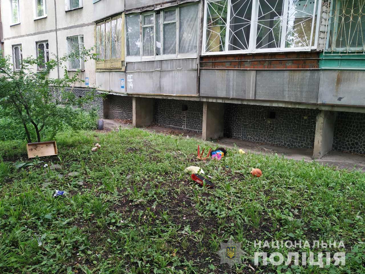 Пока родители спали: в Харькове прохожий спас упавшего с 6 этажа ребенка (фото)