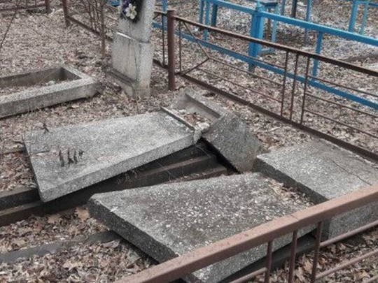 Под Черкассами подростки надругались над могилами