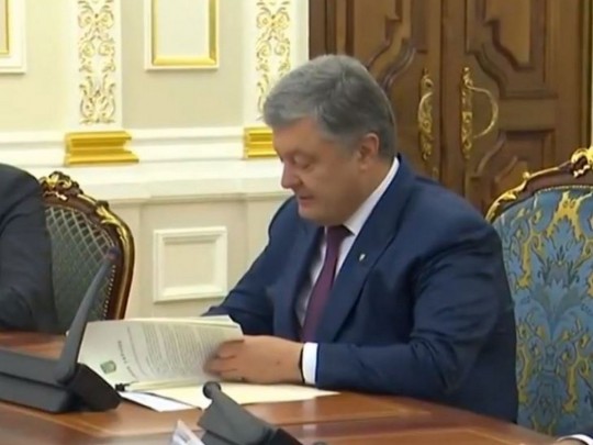 Порошенко подписал закон об украинском языке как государственном