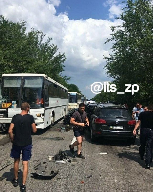 Автомобіль із кортежу Зеленського потрапив у ДТП з автобусом, повним дітей