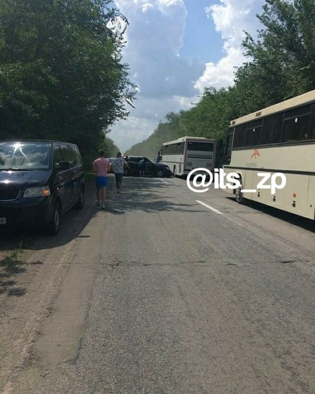 Автомобіль із кортежу Зеленського потрапив у ДТП з автобусом, повним дітей