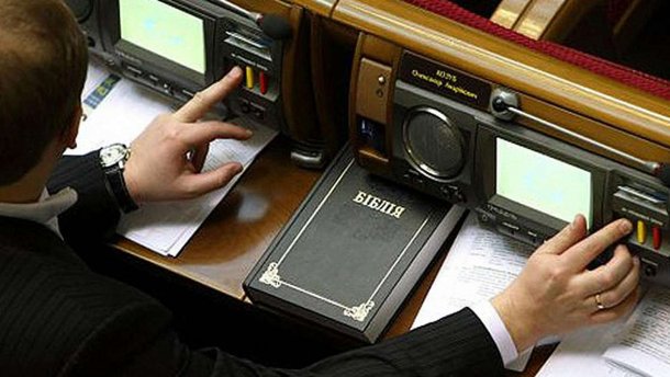 БПП і Народний фронт– найбільші кнопкодави року: цікаві дані в інфографіці