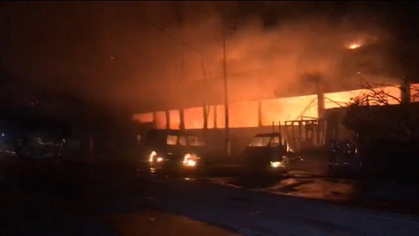 Друга масштабна пожежа за вечір: у Києві палає склад матраців – відео