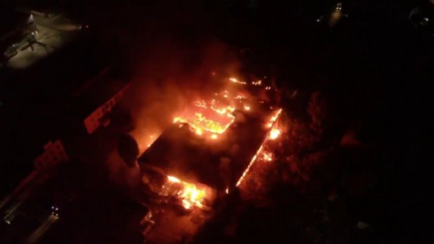 Друга масштабна пожежа за вечір: у Києві палає склад матраців – відео