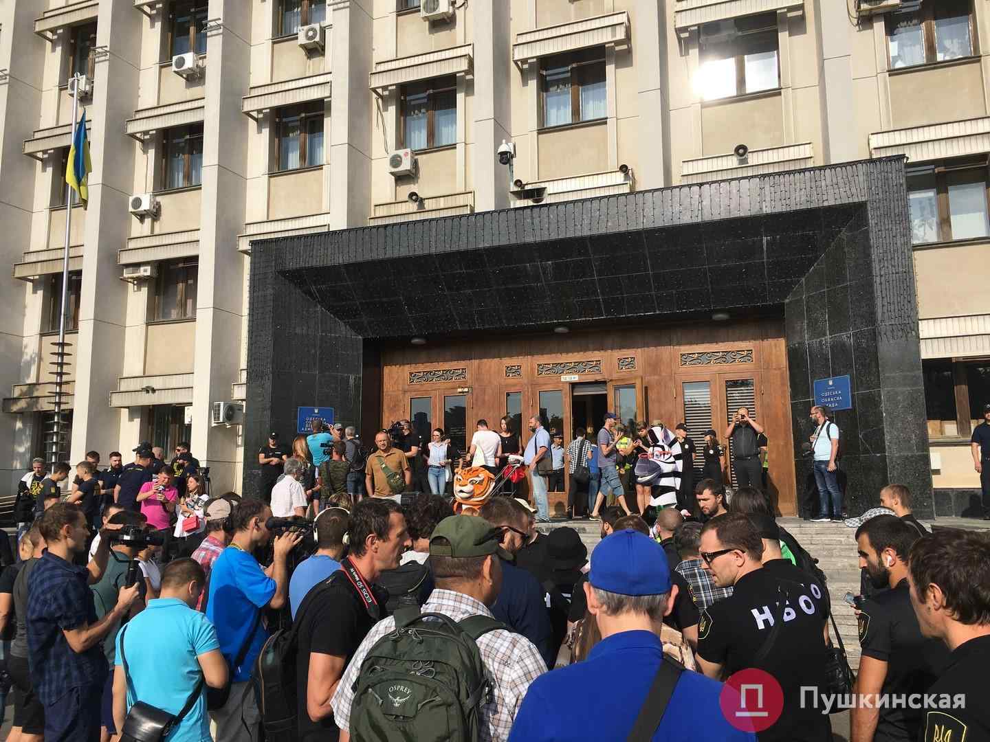 Гроб с асфальтом, пионерские галстуки и увольнение Ройтбурда: перед зданием ОГА одесситы устроили несколько митингов. Фото