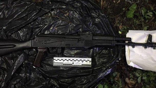 На Донеччині 18-річний хлопець виявив сховок зі зброєю (фото)