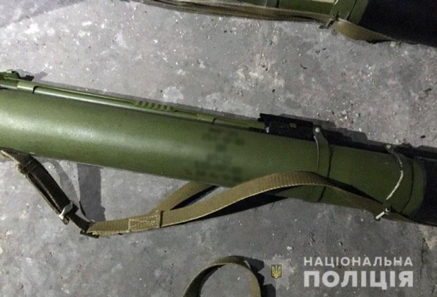 На Донеччині 18-річний хлопець виявив сховок зі зброєю (фото)