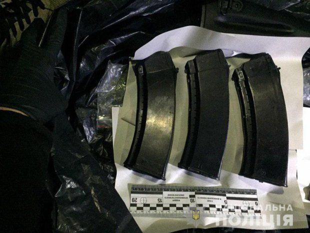 На Донеччині 18-річний хлопець виявив сховок зі зброєю (фото)