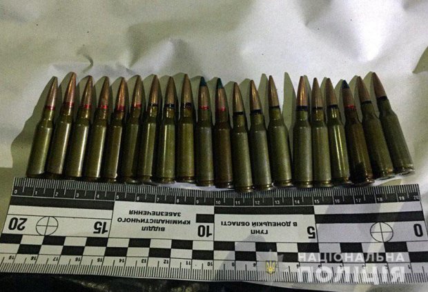 На Донеччині 18-річний хлопець виявив сховок зі зброєю (фото)