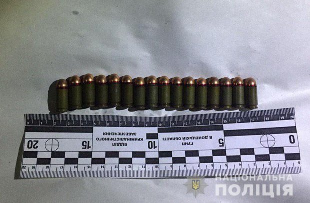 На Донеччині 18-річний хлопець виявив сховок зі зброєю (фото)