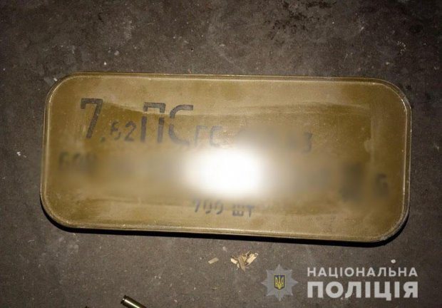 На Донеччині 18-річний хлопець виявив сховок зі зброєю (фото)