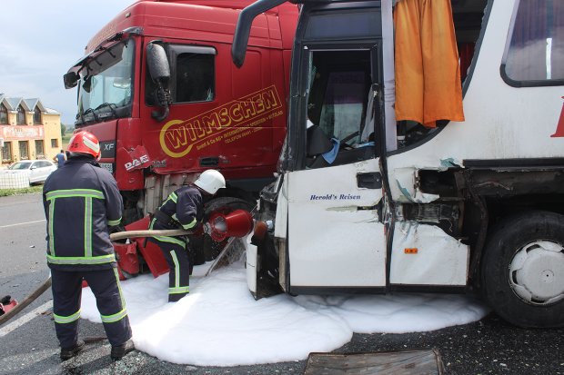 На Хмельниччині автобус потрапив у ДТП, серед пасажирів були діти: фото та відео