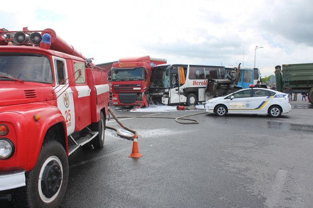 На Хмельниччині автобус потрапив у ДТП, серед пасажирів були діти: фото та відео