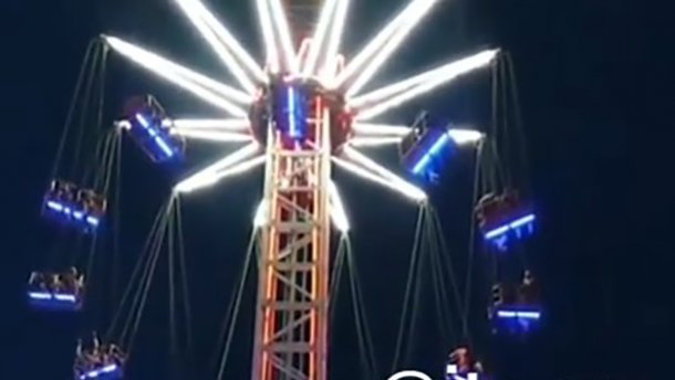 На курорті в Кирилівці зламався атракціон, люди годину висіли у повітрі: відео