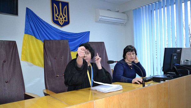 На Запоріжжі суддя на засіданні показала адвокату дулю: фото та відео