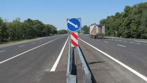 Підозрілий пакет зупинив рух на трасі Київ – Харків: у поліції повідомили деталі