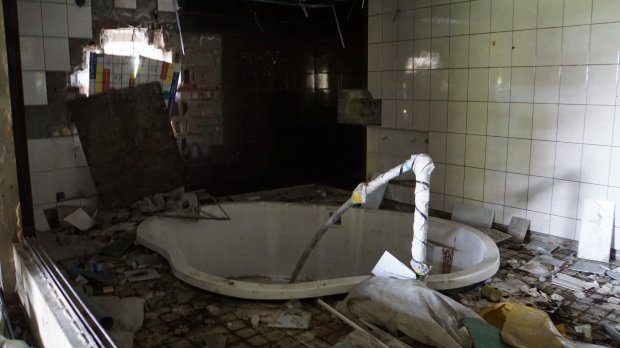 Піски через 5 років після звільнення: як бойовики знищили елітне селище на околиці Донецька