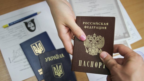 Посидіти на двох стільцях не вийде, – Тимчук про подвійне громадянство жителів Донбасу