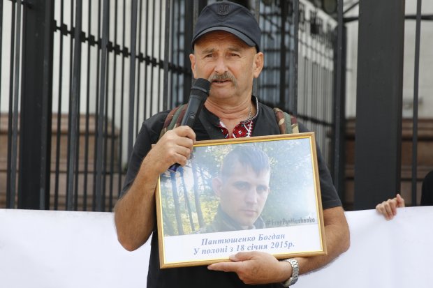 Син скоріше зломиться, але не зігнеться, – батько військовополоненого