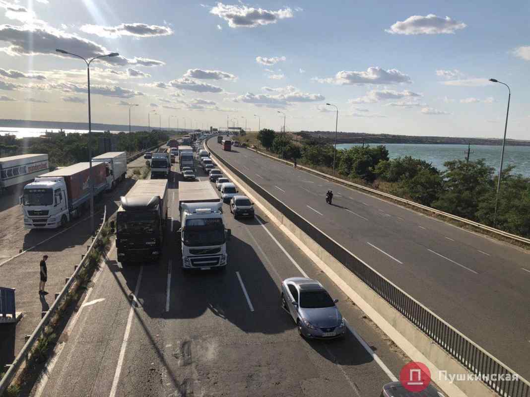 Трасса Одесса-Киев застыла в пробке. Видео