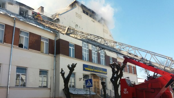 У Чернівцях загорівся транспортний коледж, центр міста знеструмлено