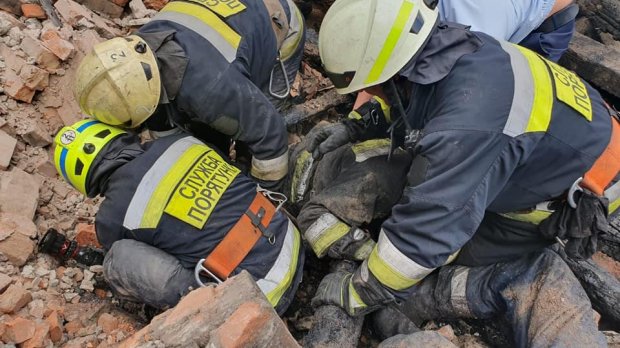 У Дніпрі під час пожежі у будівлі обвалився дах: постраждали 3 рятувальників – фото