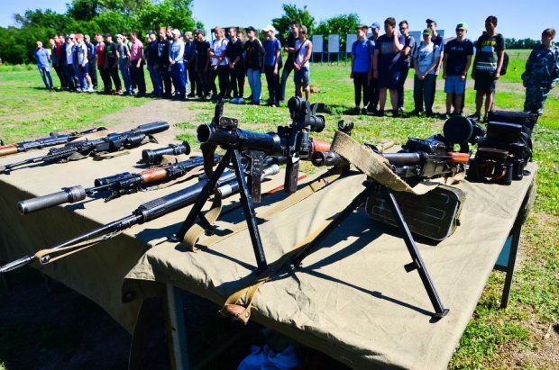 У ДНР/ЛНР дітей вчать стріляти з автоматів у рамках проекту Яскраве дитинство – фото