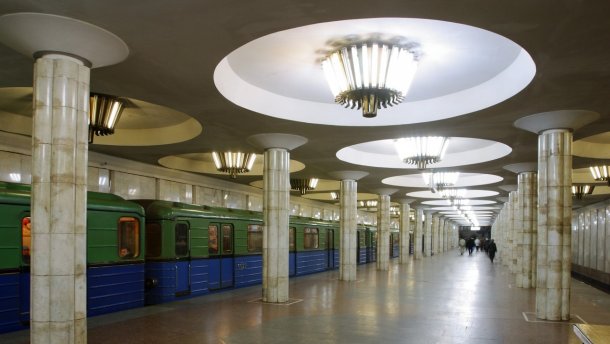 У харківському метро чоловік з ножем накинувся на поліцейського: відео
