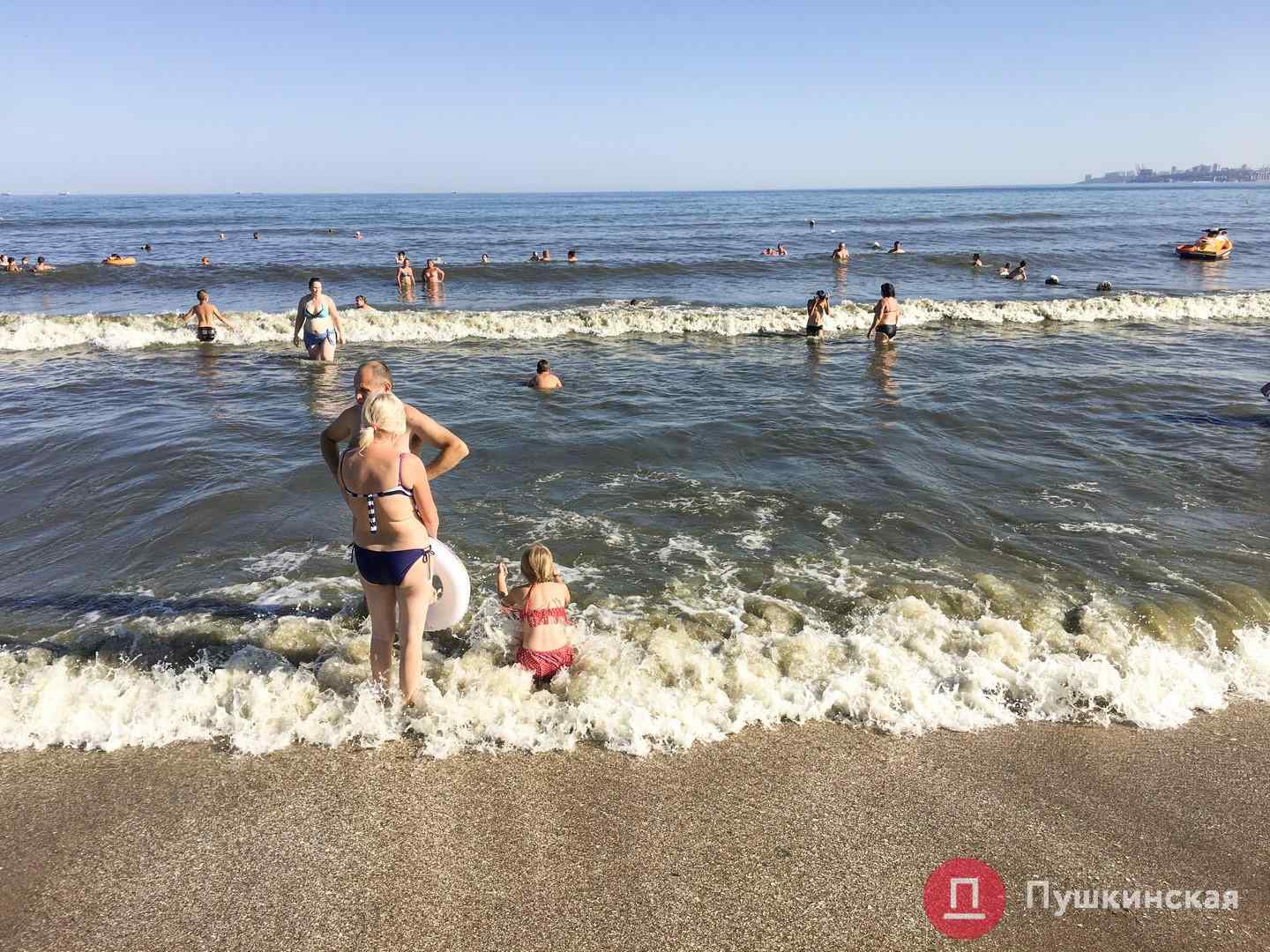 В Лузановке почернело море, но отдыхающих это не останавливает. Фото