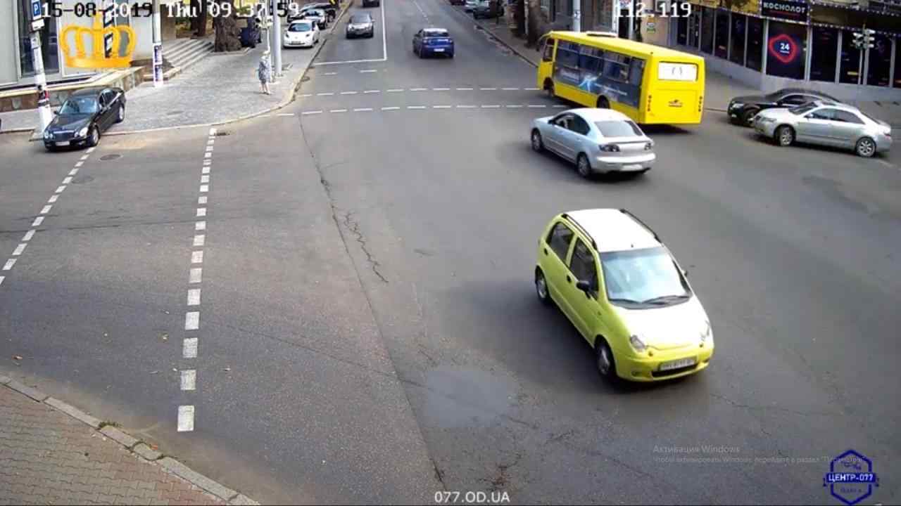 В Одессе «автохам» припарковал машину на тротуаре и ушел гулять. Видео