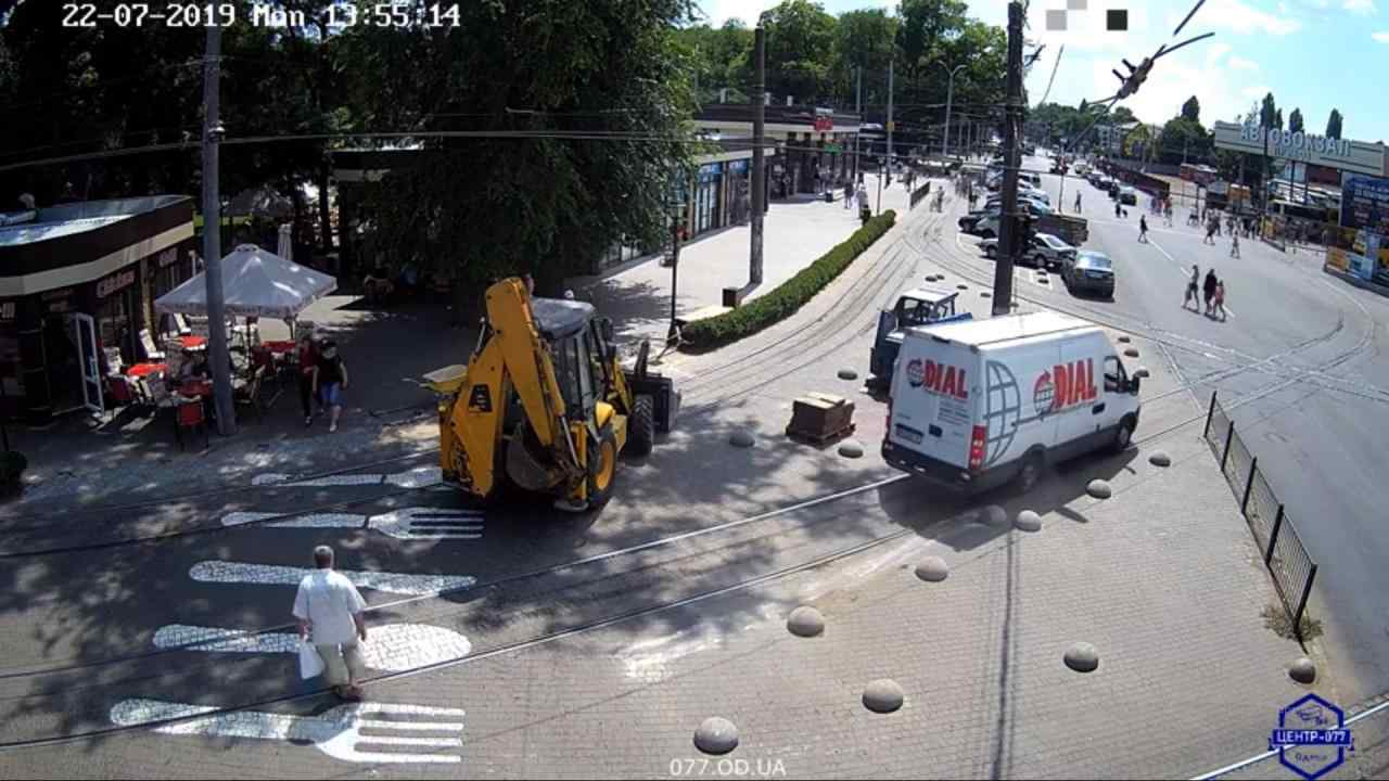 В Одессе микроавтобус заехал на Старосенную площадь и «снес» антипарковочную полусферу. Видео