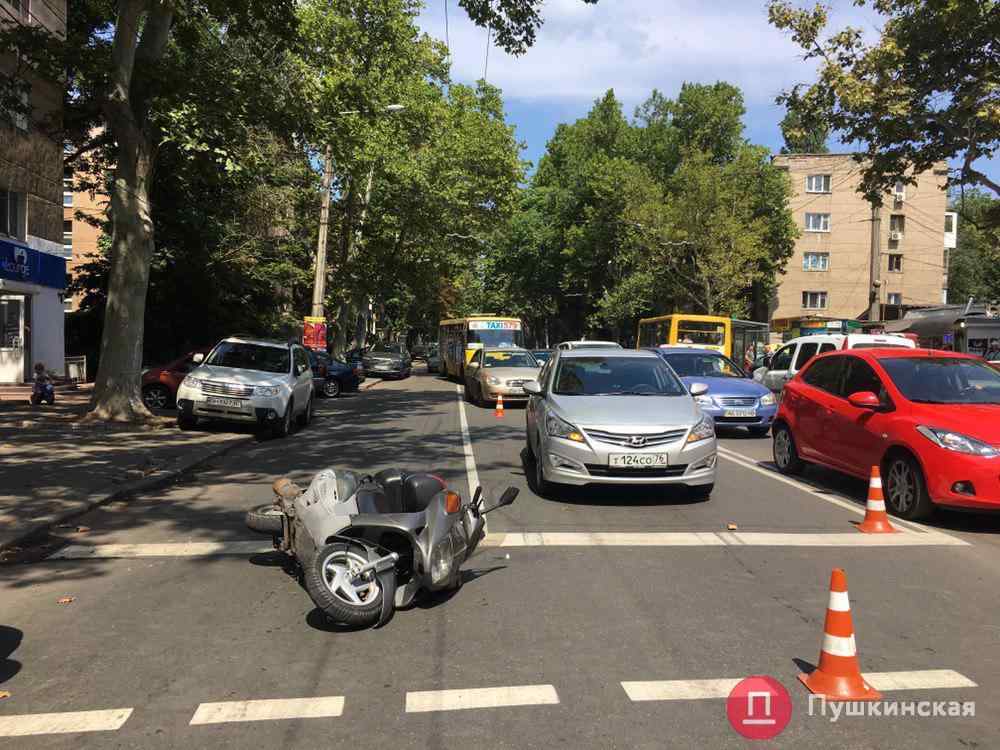 В Одессе на проспекте Шевченко столкнулись мопед и иномарка, есть пострадавшие. Фото