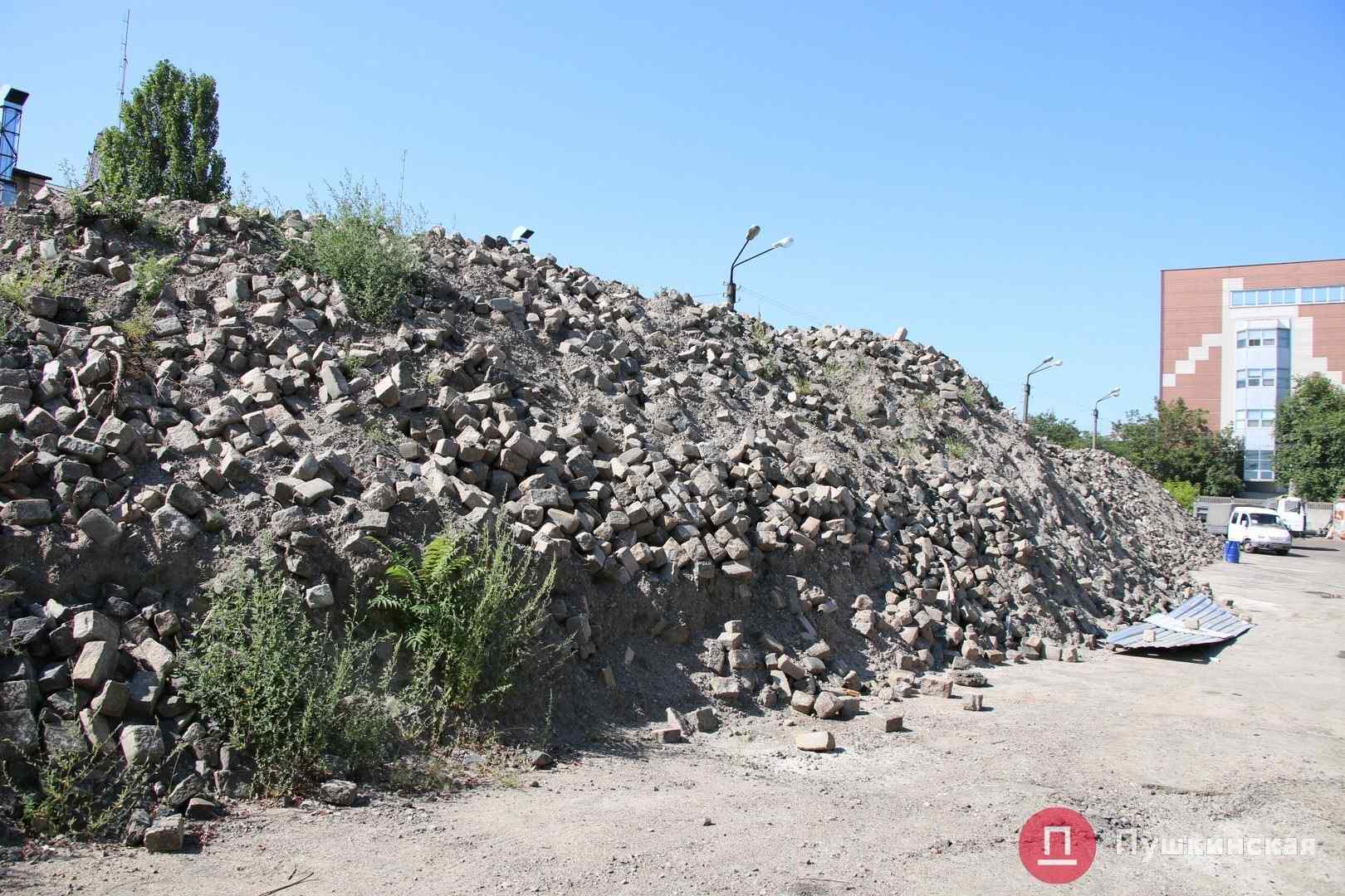 Воровать стало удобней: в заборе, который охраняет историческую одесскую брусчатку, появились новые дыры. Фото