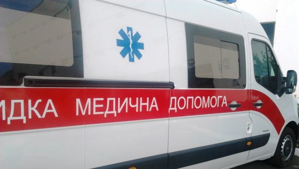 Залишили під дверима сільського голови: на Київщині медики викинули пацієнта зі швидкої