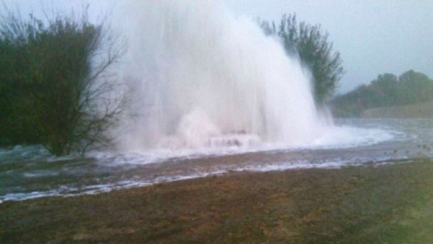 Жителі Чернівців залишилися без води через масштабний прорив труби: відео