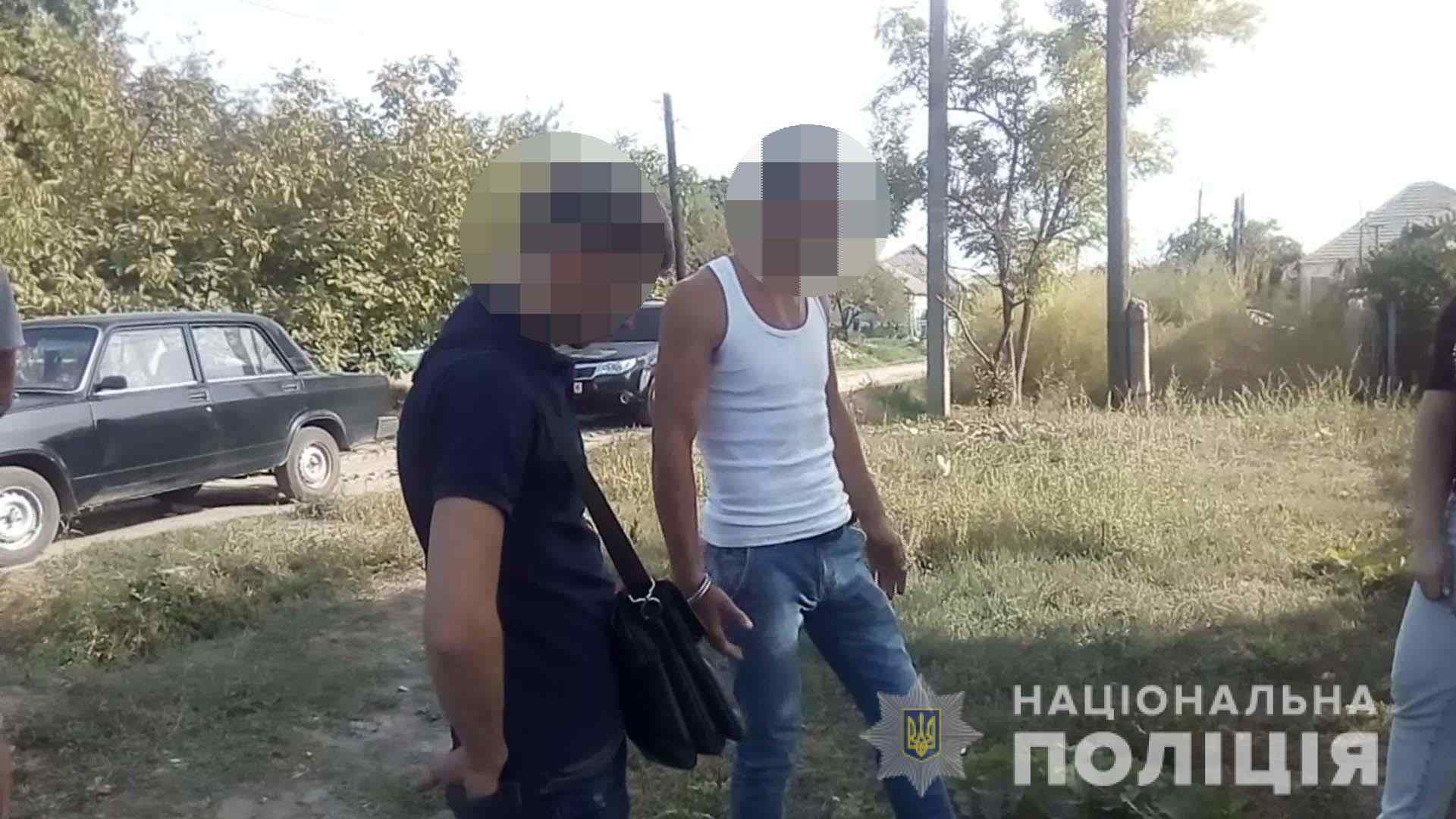 Житель Одесской области ударил друга дважды в грудь ножом и убежал. Видео