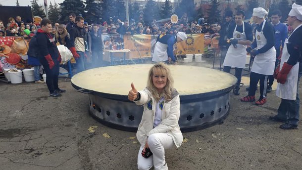 Жорстока хунта годує не з лопат, а з тарілочок: на Донбасі спекли найбільший млинець України