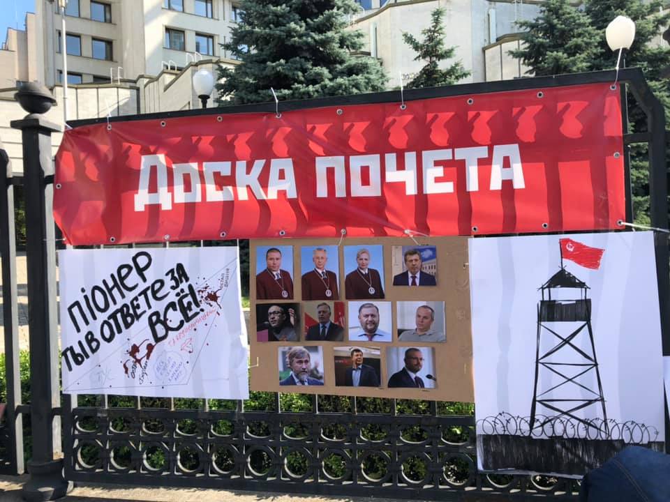 Активисты пришли к КСУ поддержать декоммунизацию: яркие фото с акции