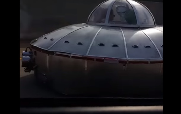 Американец снял на дороге летающую тарелку