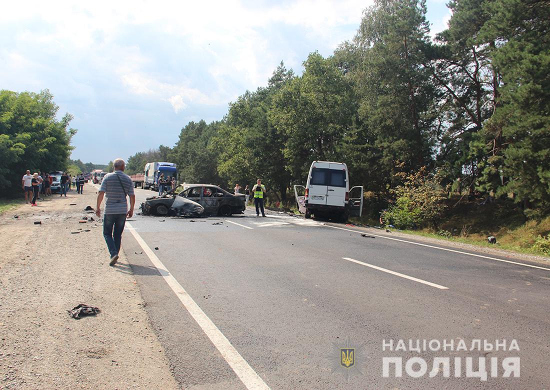 BMW влетел в маршрутку возле Житомира: в больницах десятки пострадавших (ФОТО, ВИДЕО)