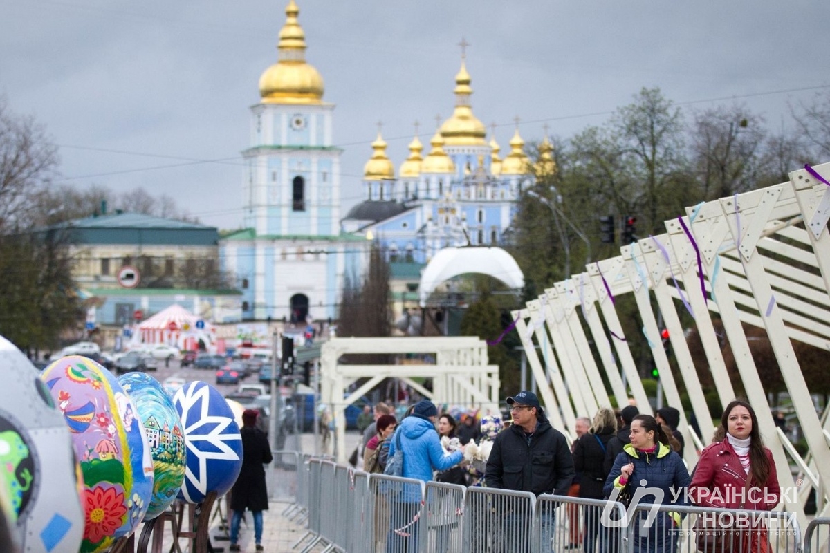 Центр Киева заставили гигантскими писанками
