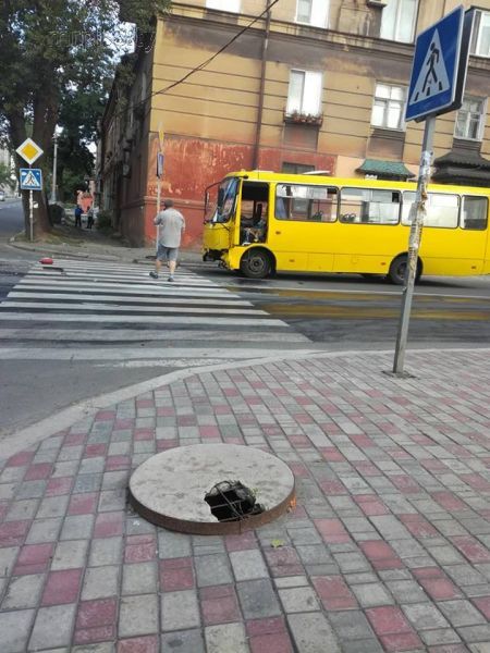 ДТП в Мариуполе при участии маршрутки: семь пострадавших